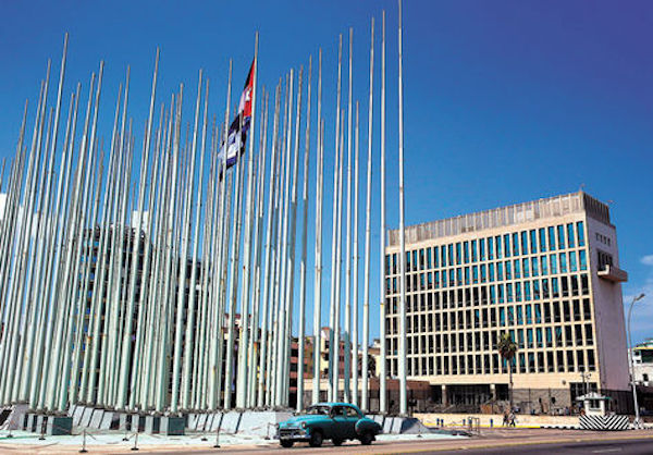 Estados Unidos exigió en mayo la salida de dos diplomáticos de la Embajada de Cuba en Washington después de que "algunos" de sus funcionarios en la legación de La Habana tuvieran que regresar por unos "incidentes" que les causaron "una variedad de síntomas físicos".