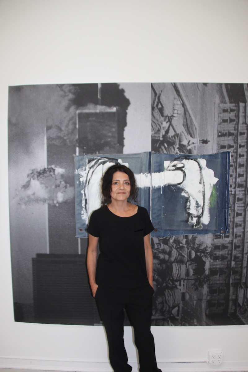 La artista chileno-americana Julia San Mart&iacute;n frente a su obra White Power (2017) que incluye afiches y pedazos de jeans, con los cuales crea un di&aacute;logo entre dos momentos hist&oacute;ricos en Nueva York y Santiago de Chile.
