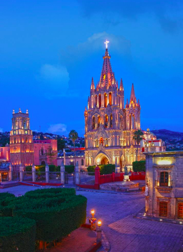 Una toma del atardecer de la parroquia de San Miguel Arc&aacute;ngel en la Ciudad San Miguel de Allende, en el Estado de Guanajuato, que ha sido declarada por votaci&oacute;n de los viajeros como la ciudad favorita de Latinoam&eacute;rica y el mundo, adem&aacute;s de ser desde el 2008 Patrimonio Cultural de la Humanidad.