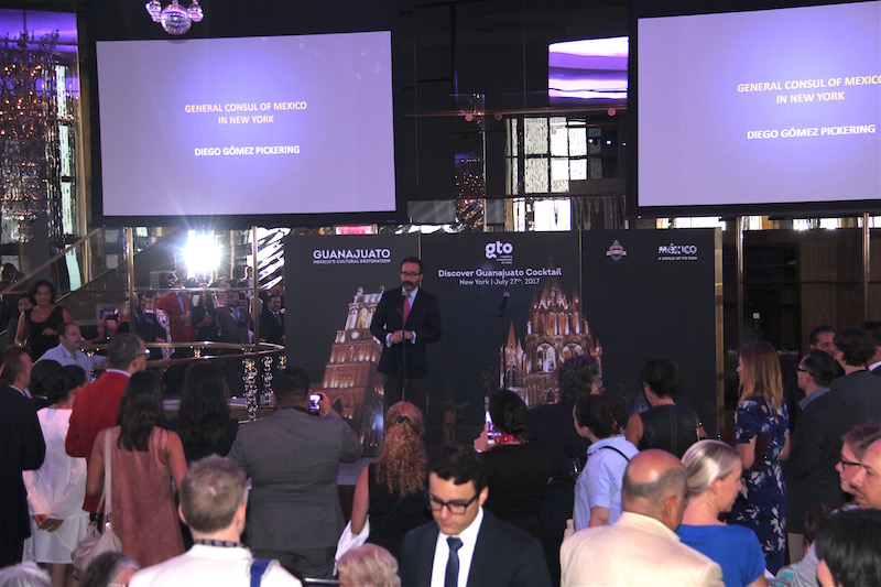 Diego G&oacute;mez-Pickering, C&oacute;nsul General de M&eacute;xico en Nueva York dio la bienvenida a las autoridades mexicanas e invitados que se congregaron en el Rainbow Ballroom del Rockefeller, para celebrar la designaci&oacute;n de San Miguel de Allende como la mejor ciudad del mundo para los turistas.