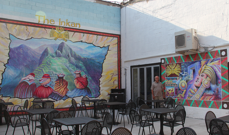 En esta panoramica del elegante patio del restaurante The Inkan en Long Island, se aprecia otro de los trabajos del maestro Obando.