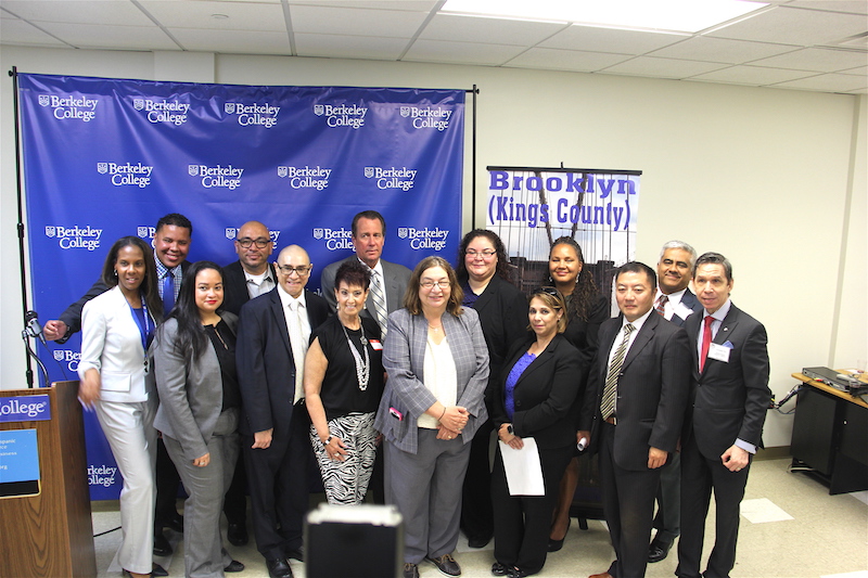 Durante el evento organizado el miércoles 16 de agosto en el campus de Berkeley College en Brooklyn se integraron nuevos miembros y se renovaron membresía de la Cámara de Comercio Hispana de Brooklyn. Constan en la gráfica los directivos y miembros de la Cámara, autoridades de Berkeley y la conferencista invitada.