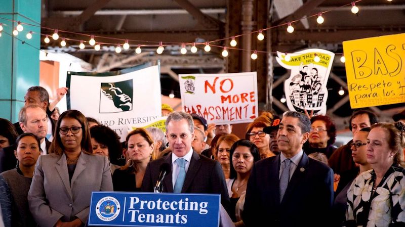 En virtud de la equidad de vivienda, en Nueva York, nadie puede sufrir acoso, amenazas ni comentarios negativos debido a su estatus, incluyendo si vienen de otros inquilinos.
