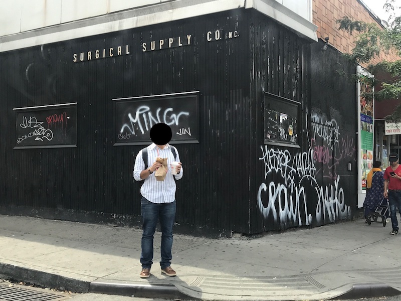 Las fotos proporcionadas por la oficina del concejal Daniel Droom, demuestran la rapidez y eficiencia con que el precinto de la polic&iacute;a 115 removi&oacute; el graffiti.