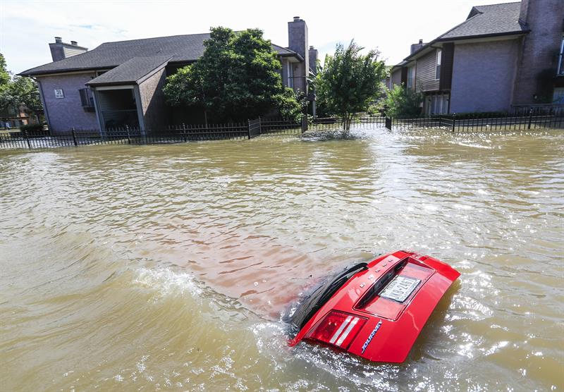 Vista de un coche sumergido por las inundaciones de la crecida del r&iacute;o Buffalo Bayou debido al hurac&aacute;n Harvey en Houston, en el estado de Texas