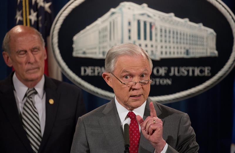 El fiscal general de Estados Unidos, Jeff Sessions (c)