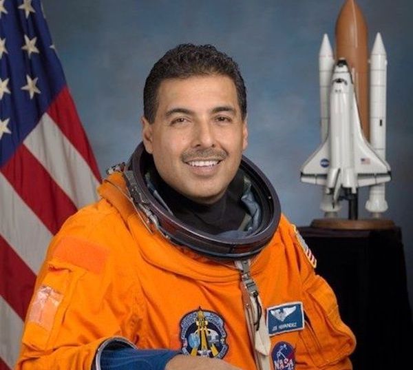 Uno de los relatos m&aacute;s inspiradores es el de Jos&eacute; Hern&aacute;ndez, astronauta de la NASA.