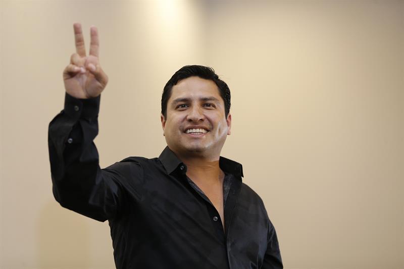 El cantante mexicano Julio César Álvarez Montelongo, "Julión Álvarez", participa hoy, jueves 10 de agosto de 2017, en una rueda de prensa en Ciudad de México (México).