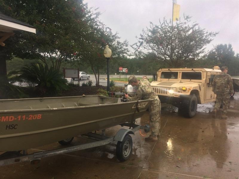 Fotograf&iacute;a facilitada por la Guardia Nacional de Luisiana hoy, 30 de agosto de 2017, mientras varios miembros de la Guardia trabajan para poner a salvo a los residentes, que corren peligro por las inundaciones causadas por el paso de la tormenta tropical Harvey, en Lake Charles, Luisiana 