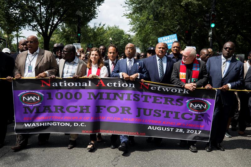El reverendo Al Sharpton (c) acompaña a otros líderes religiosos durante la marcha de los 1.000 Ministerios por la Justicia para reafirmar un 'compromiso con la lucha por los derechos civiles en los Estados Unidos' fuera del Departamento de Justicia en Washington, DC