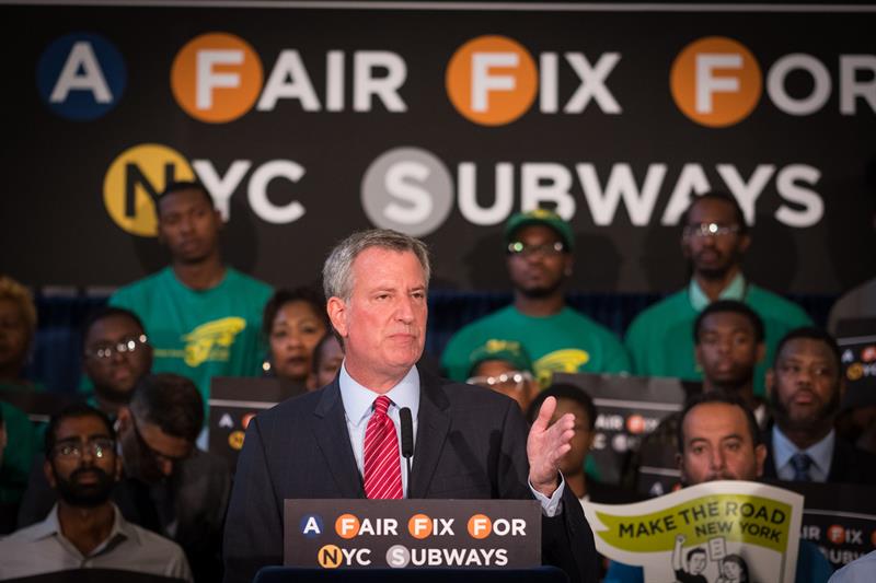 Fotograf&iacute;a cedida por la Alcald&iacute;a de Nueva York, del alcalde de Nueva York, Bill de Blasio (c), durante el anuncio de su propuesta de establecer un nuevo impuesto a las rentas m&aacute;s altas para financiar las reparaciones necesarias en el envejecido metro de la ciudad, en Nueva York