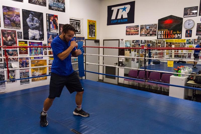 El boxeador transg&eacute;nero Pat Manuel se entrena hoy, martes 22 de agosto de 2017, en el Club de Boxeo Duarte en Los &Aacute;ngeles