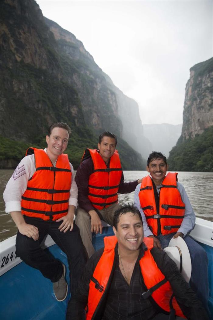 El presidente de México Enrique Peña Nieto (c-arriba), acompañado por el cantante mexicano Julión Álvarez (frente), el gobernador del estado de Chiapas Manuel Velasco (i) y un guía de turistas (d), durante un recorrido por el Cañón del Sumidero, en el municipio de Chiapa de Corzo (México). Peña Nieto publicó y retiró en pocas horas de las redes sociales la fotografía con el cantante Julión Álvarez, acusado hoy en Estados Unidos de lazos con el narcotráfico.