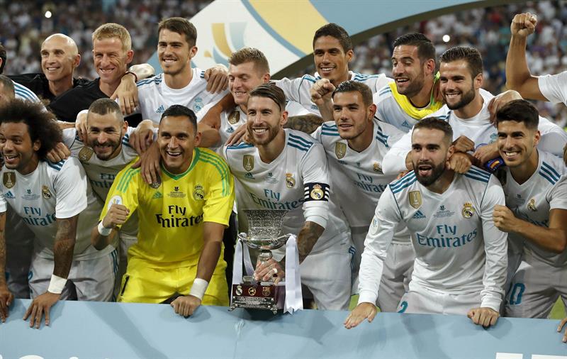 Los jugadores del Real Madrid posan con la Supercopa de Espa&ntilde;a tras vencer por 2-0 al FC Barcelona en el partido de vuelta disputado hoy en el estado Santiago Bernab&eacute;u, en Madrid. 