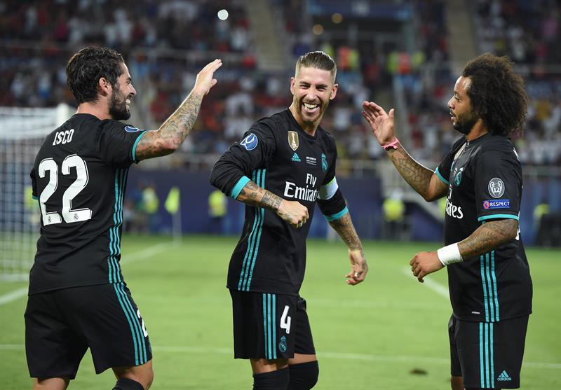 Los jugadores del Real Madrid Isci (i), Sergio Ramos (c) y Marcelo (d) celebran un gol contra Manchester United hoy, martes 8 de agosto de 2017, durante el partido por la Supercopa de Europa disputado en el estadio Philip II Arena de Skopie (Macedonia).
