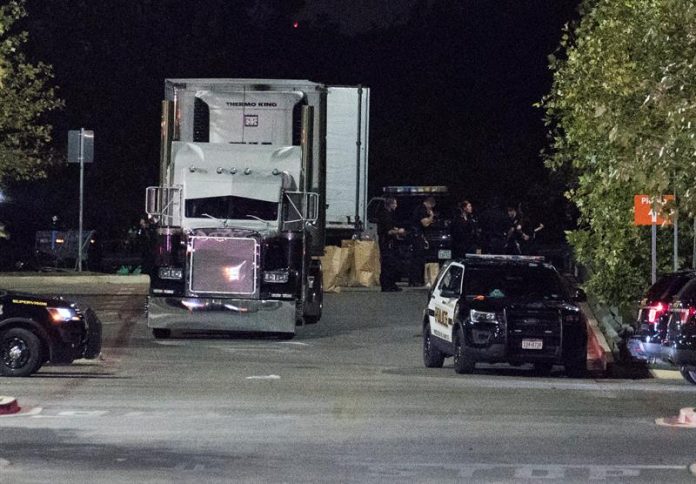 Este incidente ocurre tres semanas después de que diez personas perdieran la vida en San Antonio (Texas) dentro de un camión sin ningún tipo de refrigeración.