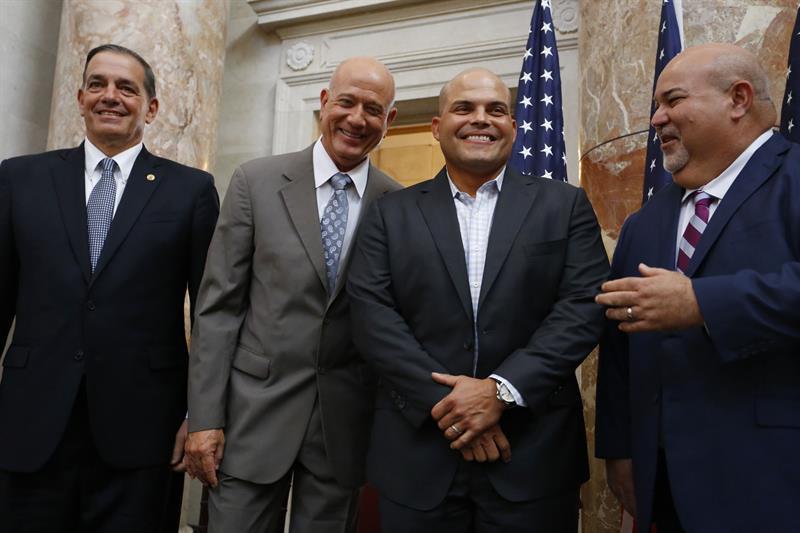 El presidente de la Cámara de Representantes de Puerto Rico, Carlos Méndez (d), informó hoy de la suspensión temporal de sus funciones como vicepresidente de ese cuerpo legislativo a José Torres como medida cautelar en relación a un supuesto caso de acoso sexual.