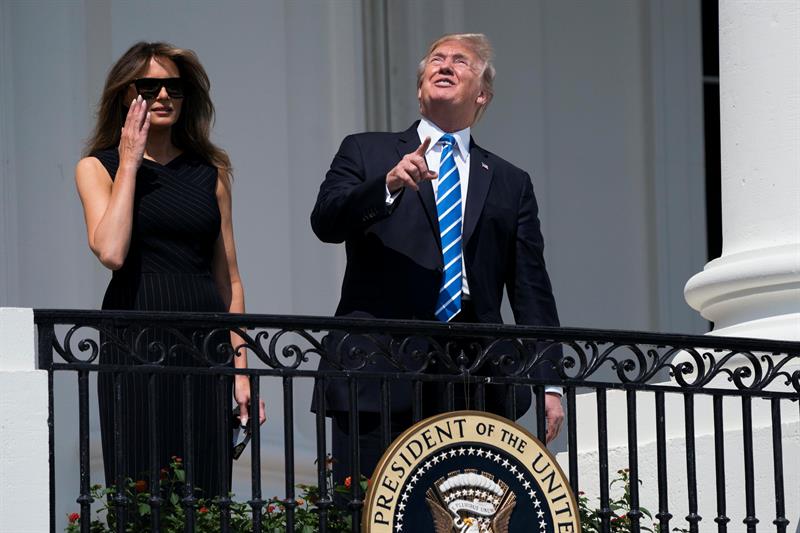 Donald Trump ve el eclipse solar sin lentes protectores.