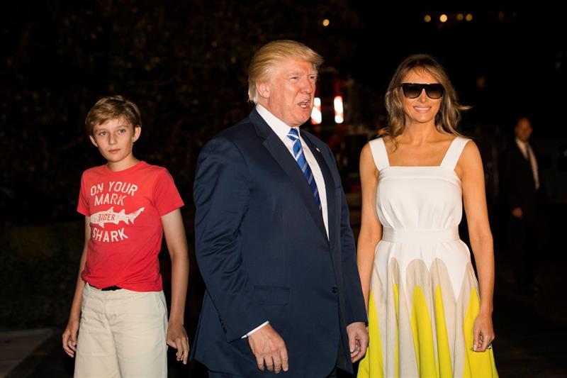 El presidente de los Estados Unidos, Donald J. Trump (C), con la Primera Dama Melania Trump (D) y su hijo Barron (I).