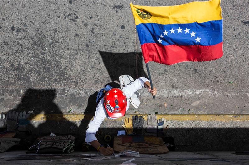Una mujer participa en una manifestaci&oacute;n contra el Gobierno nacional