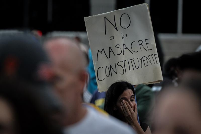 Un grupo de personas participa en una manifestación contra el Gobierno en Caracas, Venezuela.