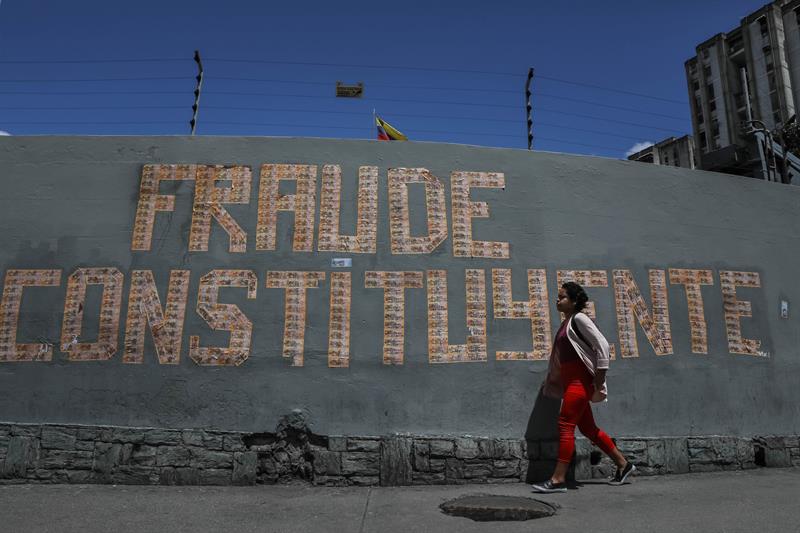 Fotografía de un mensaje que dice Fraude Constituyente escrito con billetes en Caracas (Venezuela).