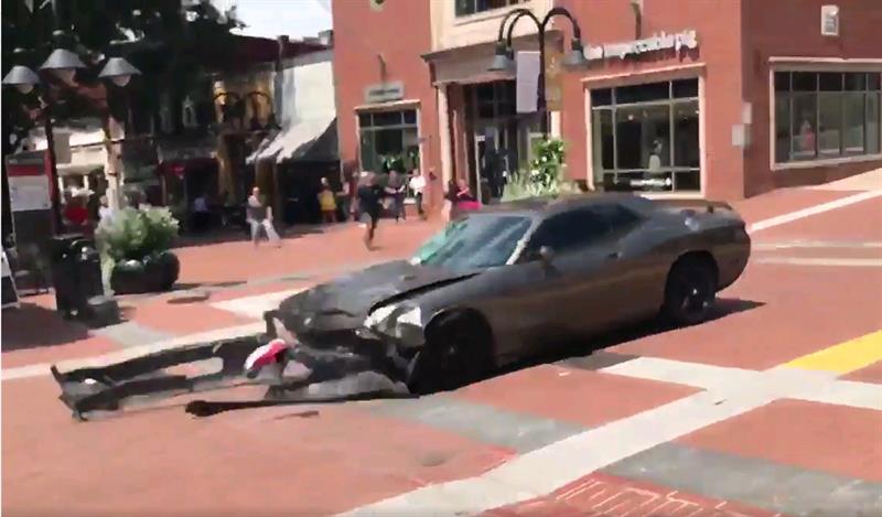 Un video grab disponible por Brennan Gilmore? Muestra un coche de marcha atr&aacute;s despu&eacute;s de golpear a una multitud en Charlottesville