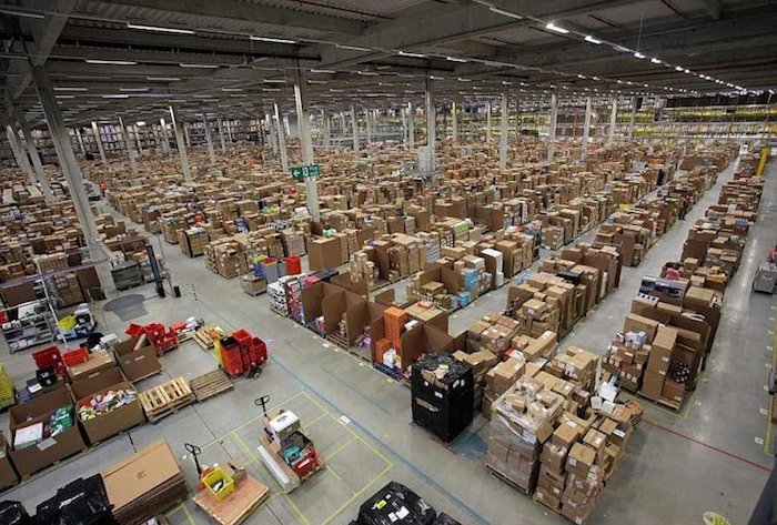 ALMACENES DE AMAZON han empezado a proliferar por toda la periferia de la ciudad de Nueva York, pero ¿son estos, propiedad de Jeff Bezos, el segundo hombre más rico del planeta, las nuevas ‘maquiladoras’ del siglo XXI?