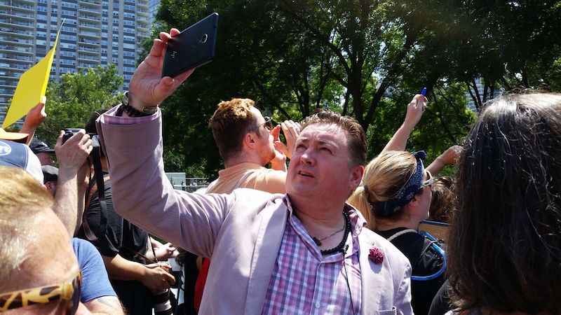 Tony McAleer participa de la marcha “Fight Supremacy! Boston Counter-Protest & Resistance Rally”, en Boston, el 19 de agosto. McAleer fue durante 15 años reclutador para White Aryan Resistance antes de ser uno de los fundadores de la organización sin fines de lucro Life After Hate. (Melissa Bailey/KHN)