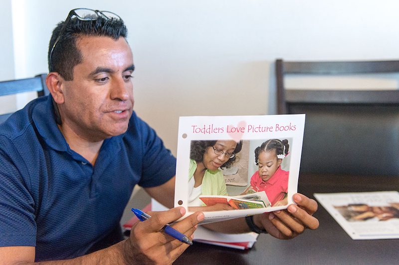Rosendo Gil, trabajador de apoyo familiar del Imperial County Home Visiting Program, ayuda a nuevos padres a criar a sus ni&ntilde;os y a superar la pobreza, el abuso de sustancias, la depresi&oacute;n y la violencia dom&eacute;stica. (Heidi de Marco/KHN)