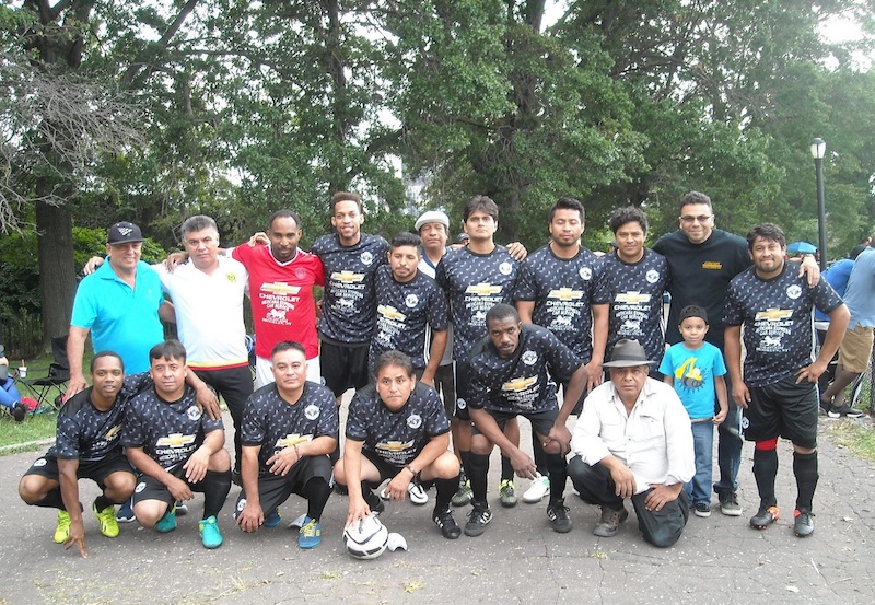 Dirigentes y plantel de jugadores del Mexicana Car Service que participará este sábado 16 de Septiembre, en el torneo Copa Independencia 15 de Septiembre, conmemorando las fiestas patrias centroamericanas organizado por la Liga de Fútbol Guatemala, en Red Hook Park, Brooklyn. (Foto: Buki Chapin)