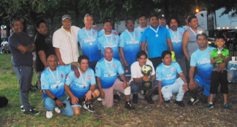 Integrantes del Metepec que sorprendieron a 'propios y extra&ntilde;os' venciendo en la final al Mexicana C.S. para adue&ntilde;arse de la Copa Independencia 15 de Septiembre, en la celebraci&oacute;n de las fiestas patrias, organizada por la Liga de F&uacute;tbol Guatemala. (Foto: Buki Chapin)