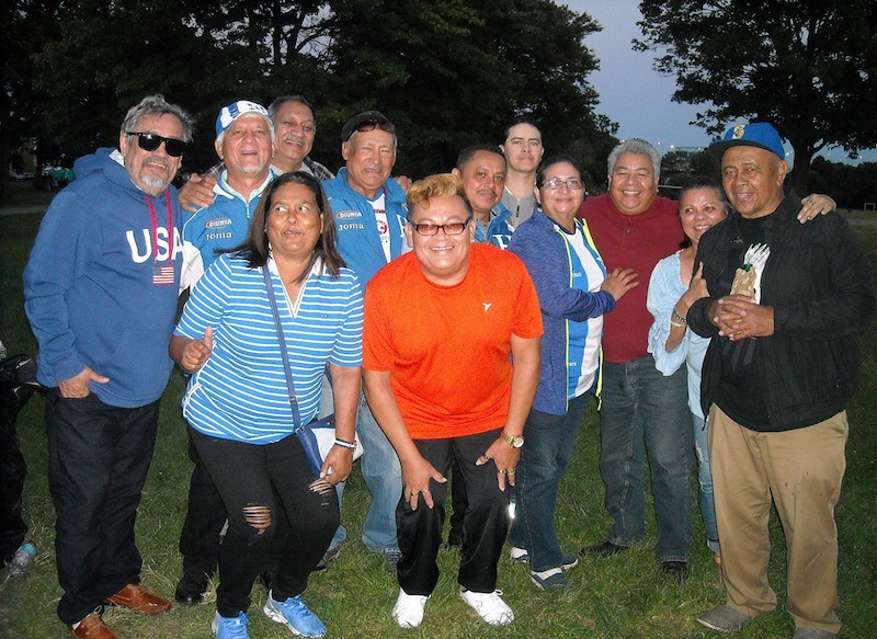 Fanaticada y fieles seguidores de la "H"/ Selección de Honduras que domingo a domingo se reunen en canchas del parque Ferry Point. Quienes esperan en la próxima fecha del hexagonal final, acercarse a la zona de repechaje. Entre ellos Rigoberto "Shula" Gomez, Orlando "Chele" Delgado, Mireya Urbina y su 'media naranja' Renzo, Astor Guevara, Gabriel "Moyolo" Mejia, el locutor/presentador Elvis Selis y Joel, entre otros. (Foto: Buki Chapin)