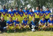 Jugadores integrantes del Real Zapotitlán, que este domingo 1ro. de Octubre, estará disputando los cuartos de final en la Lga Mexicana del Ferry Point. Acompañado por su coach Alfonso Macareno (extremo izquierdo). (Cortesía: ReZa)