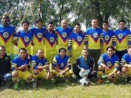 Jugadores integrantes del Real Zapotitlán, que este domingo 1ro. de Octubre, estará disputando los cuartos de final en la Lga Mexicana del Ferry Point. Acompañado por su coach Alfonso Macareno (extremo izquierdo). (Cortesía: ReZa)