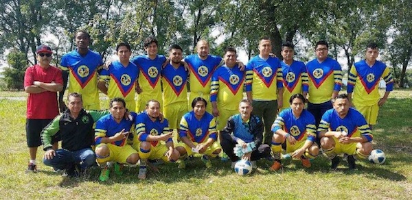 Jugadores integrantes del Real Zapotitl&aacute;n, que este domingo 1ro. de Octubre, estar&aacute; disputando los cuartos de final en la Lga Mexicana del Ferry Point. Acompa&ntilde;ado por su coach Alfonso Macareno (extremo izquierdo).&nbsp;(Cortes&iacute;a: ReZa)