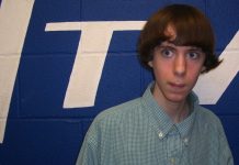 Adam Lanza, el joven que en diciembre pasado mató a 20 niños y seis adultos en una escuela en Newtown (Connecticut, EE.UU.), estaba obsesionado con la masacre cometida por Anders Behring Breivik en Noruega en julio de 2011 y con los videojuegos violentos, reveló hoy la cadena CBS.