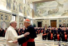 Contento, sonriendo, saludando, besando, mezclando el español con el italiano, el papa Francisco recibió hoy a la prensa internacional que ha seguido el cónclave ante la que afirmó que la Iglesia no tiene una naturaleza política, sino espiritual y que la quiere "pobre y para los pobres".