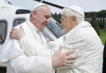 La imagen de estos dos pontífices, ambos vestidos de blanco, ha quedado para la historia.