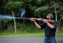 Publican foto de Obama practicando el tiro al plato