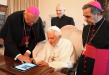Gracias por vuestro amor y cercanía. Que experimentéis siempre la alegría de tener a Cristo como el centro de vuestra vida", fue el último mensaje publicado hoy en la cuenta de Twitter del papa Benedicto XVI, @pontifex, pocos minutos antes de abandonar el Vaticano en helicóptero.