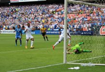 Honduras vence a El Salvador y gana la Copa Delta Momentos cuando Mario Martínez (No. 10) de la "H", se encamina a celebrar el gol conseguido de remate tras haber cobrado el tiro penal. (Foto Cortesía Cathy Lojo).