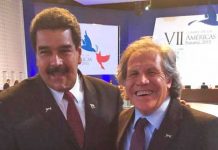 Luis Almagro (d) junto al mandatario venezolano Nicolás Maduro