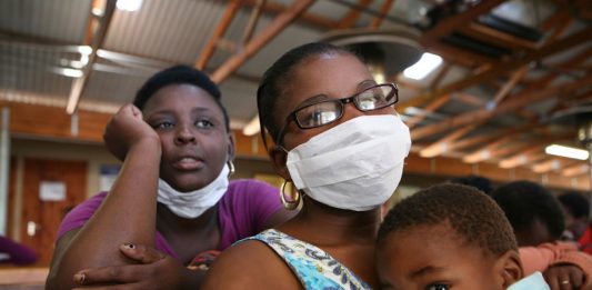 La Organización Mundial de la Salud (OMS) y el Fondo Mundial contra la Tuberculosis, la Malaria y el Sida solicitaron hoy a la comunidad internacional 1.600 millones anuales extra para financiar programas contra la tuberculosis, lo que podría salvar la vida de 6 millones de personas entre 2014 y 2016.