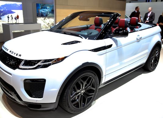 El Range Rover Evoque Convertible se adapta a cualquier estación del año gracias a su versatilidad. Tiene 340 caballos de fuerza y un motor de 2 litros.