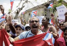 Visita de Obama a Cuba genera controversia Cientos de personas, partidarios del Gobierno de los Castro en Cuba, realizan una contramanifestación en La Habana, Cuba. Unas cincuenta Damas de Blanco y otros opositores fueron arrestados en la capital tras la habitual marcha dominical del grupo disidente femenino, que fue respondida con una contramanifestación de repudio por partidarios del Gobierno, a pocas horas de la llegada a la isla del presidente de EEUU, Barack Obama.
