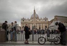 Miles de fieles invaden la Basílica de San Pedro ante inicio de cónclave La Basílica de San Pedro fue abarrotada hoy por miles de fieles durante la ceremonia "Pro Eligendo Papa", mientras en la plaza el oficio fue seguido, a través de pantallas gigantes, por cientos de personas que rezaron para que los cardenales elijan al "hombre justo" como papa.