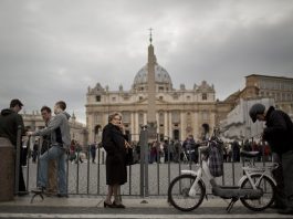 La Basílica de San Pedro fue abarrotada hoy por miles de fieles durante la ceremonia "Pro Eligendo Papa", mientras en la plaza el oficio fue seguido, a través de pantallas gigantes, por cientos de personas que rezaron para que los cardenales elijan al "hombre justo" como papa.