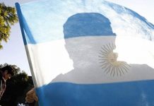 La cúpula del Ministerio argentino de Economía viajó a Nueva York para asistir este miércoles a la última audiencia de un millonario litigio entablado por fondos especulativos que reclaman a Argentina el pago de una deuda de 2001.