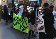 Latinos LGBT de Nueva York en triple lucha Manny Osoria es el único hispano en el exclusivo elenco de Stomp en Nueva York.